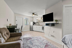 Queen Bed Modern Studio Apartment in Huntsville